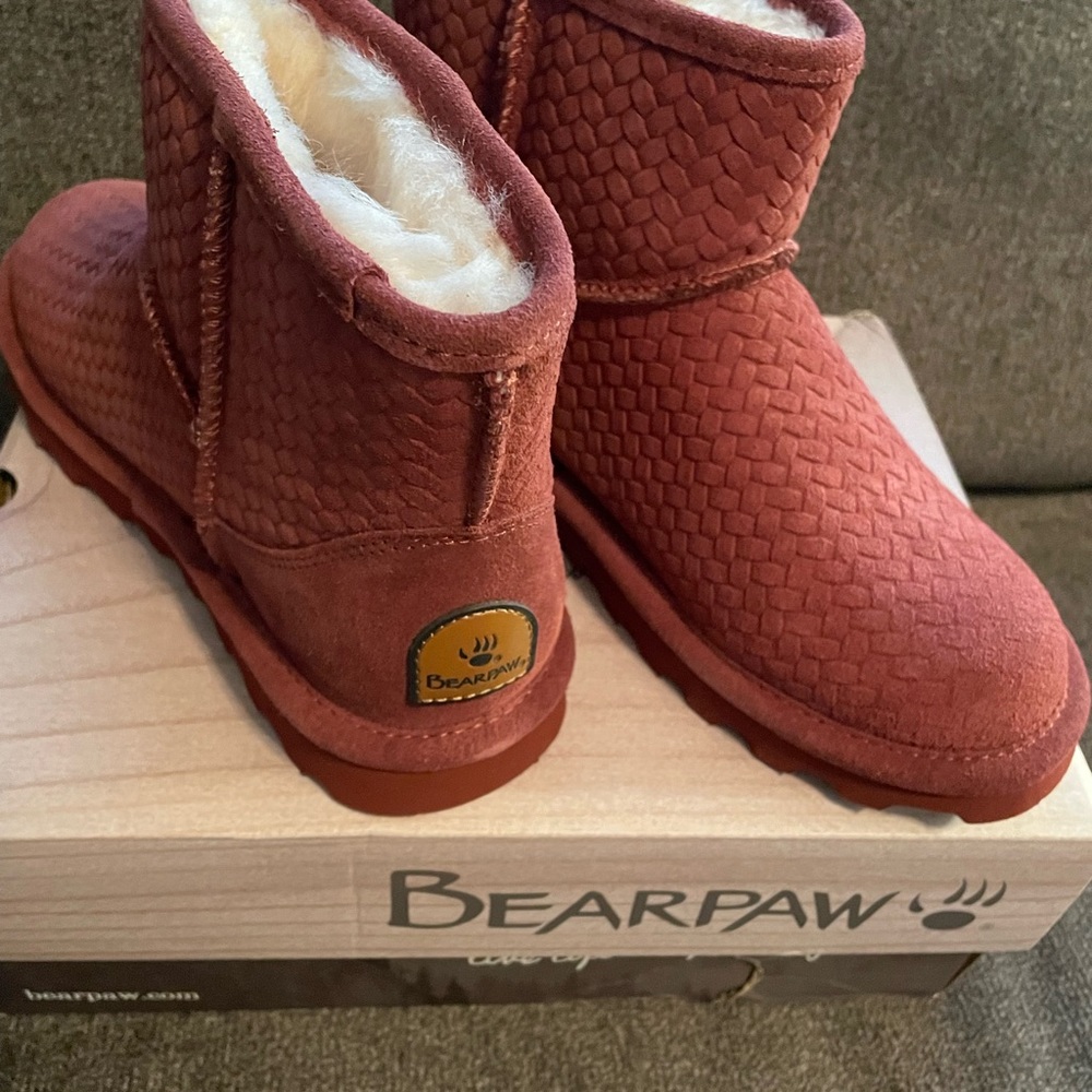 Brand New Bearpaw Aleesa